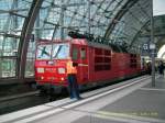 Die  Reichsbahn-Kndelpresse  180 018 steht am 28.09.08 mit dem Berlin-Warschau-Express im Berliner Hbf und wartet auf die Abfahrt.