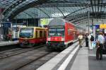 RE7 nach Dessau Hbf fhrt gerade in den Berliner Hbf ein links steht eine S75 nach Wartenberg