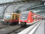 Hier links 481 475-3 als eine S7 von berlin Olympiastadion nach Berlin Warschauer Str. und rechts 423 022-3 als S-Bahn Ersatzzug nach Potsdam, diese beiden Zge standen am 18.10.2009 im Berliner Hbf.