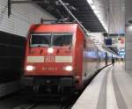 101 130-3 mit dem Metropolitanzug, alias ICE 1106, von Berlin Sdkreuz nach Hamburg-Altona hier am Hbf in Berlin. Hinten schob 101 126-1 mit. 13.02.2010