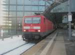 Hier 143 956-1 mit einem RE7 von Dessau Hbf. nach Wnsdorf-Waldstadt, bei der Ausfahrt am 3.2.2010 aus Berlin Hbf.