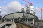 Die Baustelle Berlin Lehrter Hauptbahnhof von der Ostseite am 16.07.2005 aus dem Schluwagen des EC 171 nach Budapest aufgenommen.