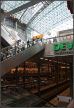 Tageslicht / Kunstlicht - 

Vom Glasdach bis zu den Tunnelbahnsteigen reicht hier der Blick durch die offenen Ebenen des Berliner Hauptbahnhofes. 1

5.08.2010 (M)