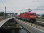 Hier 112 185 mit einem RE2 von Rathenow nach Berlin Ostbahnhof, bei der Ausfahrt am 18.6.2011 aus Berlin Hbf.