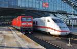 Hier links 112 165 mit einem RE1 von Magdeburg Hbf. nach Frankfurt(Oder) und rechts 808 037-6  Neustrelitz  als ICE858 von Berlin Ostbahnhof nach Kln Hbf. mit 402 030-1  Delitzsch  als ICE848 von Berlin Ostbahnhof nach Dsseldorf Hbf., diese beiden Zge begegneten sich am 30.1.2012 in Berlin Hbf.