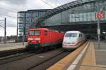 Hier links 114 027-6 mit einem RE1 von Berlin Charlottenburg nach Frankfurt(Oder) und rechts 401 056-7  Heppenheim/Bergstrae  als ICE691 von Berlin Ostbahnhof nach Stuttgart Hbf., diese beiden Zge