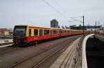 Hier 481 237-6 als eine S7 von Potsdam Hbf. nach Ahrensfelde, bei der Ausfahrt am 30.4.2012 aus Berlin Hbf.