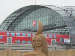 Interessante Blicke - auch auf den Hauptbahnhof - ergeben sich whrend der Sandsation in Berlin (www.sandsation.de, bis 16.7.2006). 18.6.2006