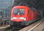 Hier 182 015 mit einem RE1 (RE18175) von Brandenburg Hbf. nach Frankfurt(Oder), bei der Ausfahrt am 16.2.2013 aus Berlin Hbf. 