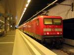 114 030-0 im Bf Berlin Hbf (tief). Am Abend wartet er planmig hier einige Minuten auf seine Weiterfahrt.19.07.06