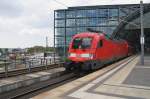 Hier 182 008 mit einem RE1 (RE18113) von Magdeburg Hbf. nach Frankfurt(Oder), bei der Ausfahrt am 1.5.2013 aus Berlin Hbf. 