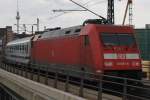 101 071-9, sie lief als Wagenlok am Leer-Reisezug, gezogen von 101 076-8 mit. Berlin Hbf., 1.5.2013.