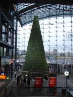 Der wertvollste Weihnachtsbaum der Hauptstadt wurde von der DB in Zusammenarbeit mit dem Namhaften Juwelier Swarovski, im Berliner Hauptbahnhof aufgestellt! Wert: ca.2Mio !!!

Berlin Hauptbahnhof, 4.Dezember 2006