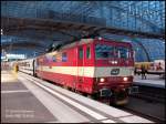 Die Skoda-Lok 371 003 am  Berlin-Warschau-Express EC47 Berlin Hbf - Warschau Central. kurz vor dem Start. Berlin Hbf, 31.10.06. 