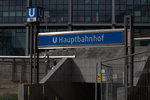 Wenig einladen präsentiert sich das Umfeld des Einganges zur Station Hauptbahnhof.
U55  Berlin.17.04.2016 10:37 Uhr.