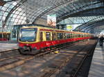 481 039 in der Bahnhofshalle vom Berliner Hbf am 05.Oktober 2014.