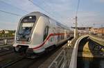 IC2431  Borkum  vom Emden Außenhafen nach Cottbus verlässt am Abend des 12.5.2017 den Berliner Hauptbahnhof.