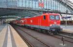 143 020-6 drückt am Abend des 12.5.2017 die RB14 (RB18628)  Airport-Express  von Berlin Schönefeld Flughafen nach Nauen in den Hauptbahnhof der Bundeshauptstadt.