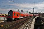 RB14 (RB18614) von Berlin Ostbahnhof nach Nauen erreicht am 14.5.2017 den Berliner Hauptbahnhof. Schublok war 143 020-6.