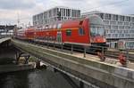 RB14 (RB18621) von Nauen nach Berlin Ostbahnhof fährt am 14.5.2017 aus dem Berliner Hauptbahnhof aus. Zuglok war 143 020-6.