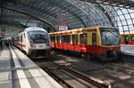 IC1995 von Berlin Ostbahnhof nach Stuttgart Hauptbahnhof mit 101 091-7 trifft am 14.5.2017 im Berliner Hauptbahnhof auf 481 051-1 als S7 von Potsdam Hauptbahnhof nach Ahrensfelde.