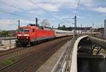 120 152-4 fährt am 28.5.2017 mit dem IC1962 von Berlin Ostbahnhof nach Frankfurt(Main) Hauptbahnhof in den Berliner Hauptbahnhof ein.