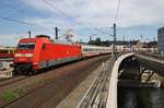 101 053-7 erreicht am 28.5.2017 mit dem IC142 von Berlin Ostbahnhof nach Amsterdam Centraal den Berliner Hauptbahnhof.