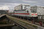 146 561-6 schiebt am 14.5.2017 den IC2431  Borkum  von Emden Außenhafen nach Cottbus aus dem Berliner Hauptbahnhof.