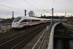 411 065-6  Bad Oeynhausen  fährt am 30.12.2017 als ICE1693 von Berlin Ostbahnhof nach Frankfurt(Main) Flughafen Fernbahnhof in den Berliner Hauptbahnhof ein.