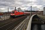 182 017 erreicht am 1.1.2018 mit dem IRE4278  Berlin-Hamburg-Express  von Berlin Ostbahnhof nach Hamburg Hauptbahnhof den Berliner Hauptbahnhof.