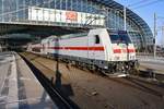 146 576-4 schiebt am Morgen des 18.3.2018 den IC2432  Ostfriesland  von Berlin Ostbahnhof nach Norddeich Mole in den Berliner Hauptbahnhof.