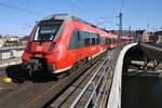 442 328-1  Wildau  macht sich am 18.3.2018 als RB14 (RB18621)  Airport-Express  von Nauen nach Berlin Schönefeld Flughafen im Berliner Hauptbahnhof auf den Weg.