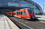 442 322-4  Borkheide  fährt am 18.3.2018 als RE7 (RE3717)  Airport-Express  von Wünsdorf-Waldstadt nach Dessau Hauptbahnhof in den Berliner Hauptbahnhof ein.