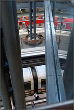 Warten im Sechseck, ein RE und ein ICE -    Blick in das Tiefgeschoss des Berliner Hauptbahnhofes.