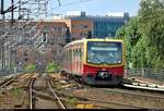 Nach der Steigung ein Gleisbogen:  Tele-Aufnahme von zwei 481 der S-Bahn Berlin als S7 von Potsdam Hbf (S) nach Ahrensfelde (S), die Berlin Hbf (S-Bahn) auf Gleis 15 erreichen.