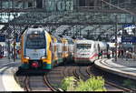 Während 402 010 (Tz 210  Fontanestadt Neuruppin ) als ICE 998 (Linie 13) von Frankfurt(Main)Hbf nach Berlin Ostbahnhof in Berlin Hbf abweichend auf Gleis 12 steht, verlässt 445 106-8