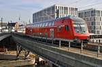 RB14 (RB18621)  Airport-Express  von Nauen nach Berlin Schönefeld Flughafen fährt am 31.10.2019 aus dem Berliner Hauptbahnhof aus. Man beachte die Post-Sticks im Gebäude rechts. 