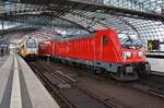 147 014 trifft am 21.05.2020 mit der RB14 (RB18628)  Airport-Express  von Berlin Schönefeld Flughafen nach Nauen im Berliner Hauptbahnhof auf 445 115-9  Eberswalde  als RE2 (RE63986) von Wismar nach Cottbus Hauptbahnhof. 