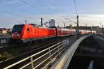 147 018 fährt am 16.11.2020 mit der RB14 (RB18610)  Airport-Express  von Flughafen Berlin/Brandenburg Terminal 1-2 nach Nauen in den Berliner Hauptbahnhof ein. 