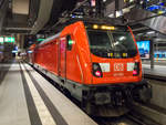 BR 147 004 mit FEX nach Flughafen Berlin Brandenburg - Terminal 1-2 in Berlin Hbf, 22.11.2020