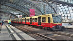 Immer mehr 481er der Berliner S-Bahn werden modernisiert. Sie erhalten in dem Zuge ein  frisches äußeres Erscheinungsbild mit einem (noch) satten Rot und schwarzen Türen. Hier beispielhaft 481 189-9 beim Zwischenhalt in Berlin Hbf (S-Bahn) auf Gleis 15.

🧰 S-Bahn Berlin
🚝 S9 Berlin-Spandau (S)–Flughafen BER - Terminal 1-2 (S-Bahn)
🕓 21.8.2021 | 13:28 Uhr

(Smartphone-Aufnahme)