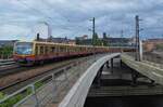 Eine Berliner S-Bahn der Baureihe 481 verlässt (als S3 -> Rahnsdorf) den Berliner Hauptbahnhof in Richtung Berlin Friedrichstraße.