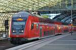 Eine Dosto-Garnitur steht in Berlin Hauptbahnhof Abfahrbereit um nach Berlin Charlottenburg zu fahren.