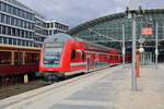 Der RE2 nach Nauen verlässt Berlin Hbf.