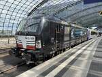 Vectron mit schöner Werbung, Berlin-Hauptbahnhof, 09.08.2023.