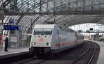 IC 245 aus Amsterdam Centraal fährt mit der DB Fernverkehr AG [D]  101 013-1  [NVR-Nummer: 91 80 6101 013-1 D-DB] am Endbahnhof Berlin Hbf.