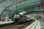 5370 052-0 Cargounit Vectron mit EC nach Warschau in Berlin Hbf, August 2023.