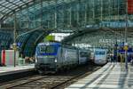 193-503 (5 370 015-7) PKP Cargo Vectron mit EC nach Warschau in Berlin Hbf, August 2023.