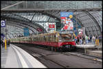 Die S 3 nach Erkner steht am 10.6.2024 um 15.21 Uhr abfahrbereit im Hauptbahnhof Berlin.