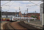 Mit Steuerwagen voraus fährt hier am 10.6.2024 ein IC 2 aus Richtung Alexanderplatz kommend in den Berliner Hauptbahnhof ein.